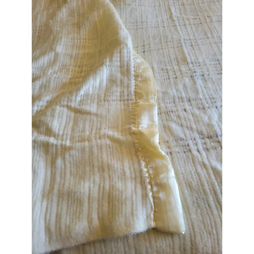 Vintage Light Yellow Blanket Soft‎ Woven Throw Bedspread Farmhouse Deco 86 x 75